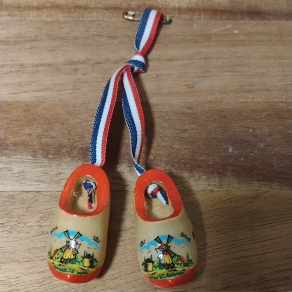 mini wooden Dutch clog pin | souvenir from Holland